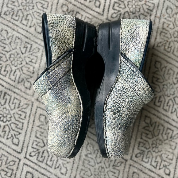 Sanita Textured Embossed Lizard Clogs size 40, Light Blue & Cream - Picture 3 of 12